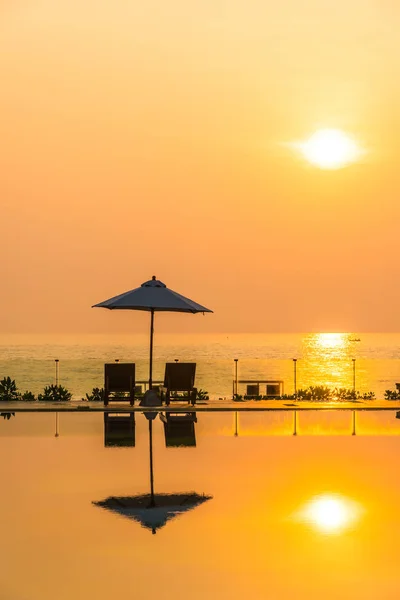 Mooie parasol en stoel rond zwembad in hotel en r — Stockfoto