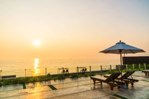 Mooie parasol en stoel rond zwembad in hotel en r — Stockfoto