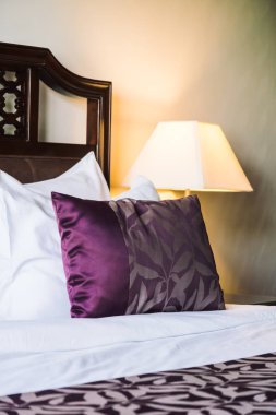 Yatakta rahat yastık