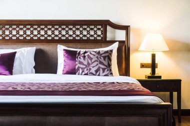 Yatakta rahat yastık