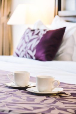 Beyaz kahve fincanı yatakta