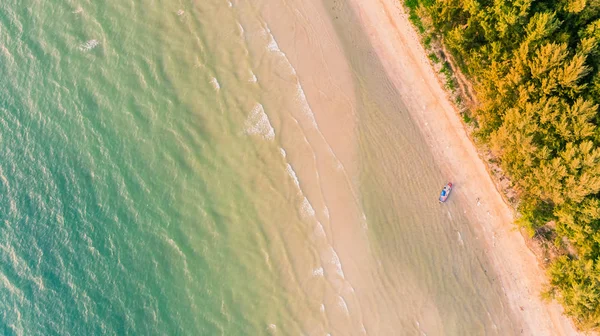 Deniz ve plaj ile güzel havadan görünümü — Stok fotoğraf