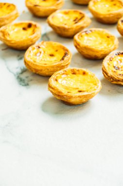 Şekerli tatlı tart yumurta ile