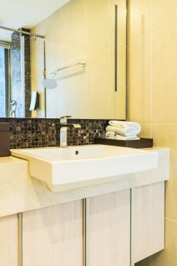 Beyaz lavabo ve musluk banyo dekorasyon