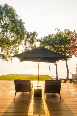 Şemsiye ve sandalye neary plaj ve deniz