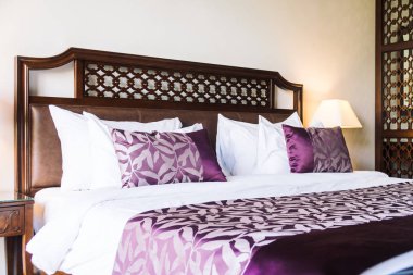 Yatakta rahat yastık