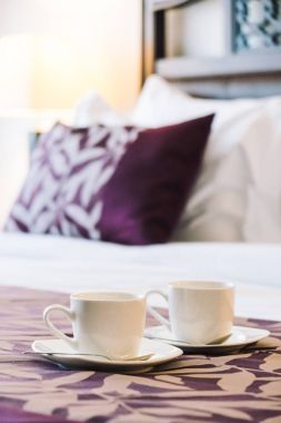 Beyaz kahve fincanı yatakta