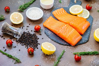 Ham ve taze somon eti fileto üzerinde siyah taş kayrak