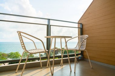 Güzel açık veranda sandalye ve masa