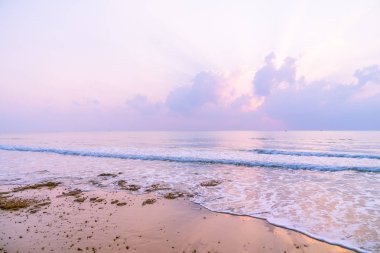 Güzel bir plaj ve deniz gündoğumu zamanında
