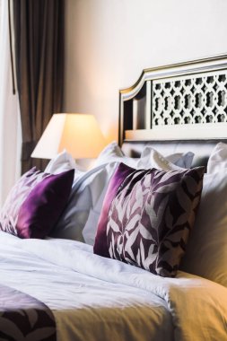 Yatakta rahat yastık