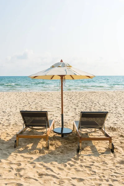 Ombrellone e sedia sulla spiaggia e sul mare — Foto Stock