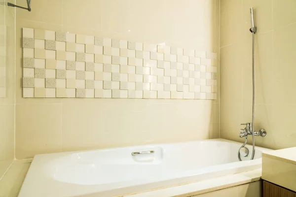 Fehér mosogató és a kád és csaptelep dekorációs a fürdőszoba — Stock Fotó