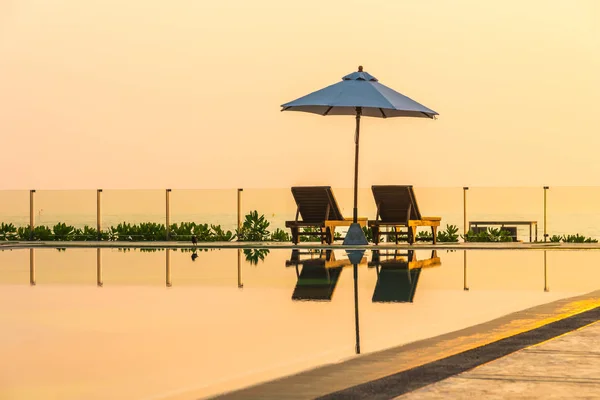 Güzel şemsiye ve sandalye etrafında yüzme havuzunda otel ve r — Stok fotoğraf