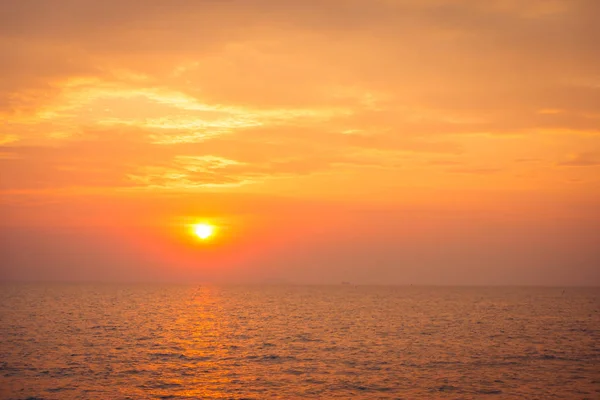 Beau coucher de soleil sur la plage et la mer — Photo