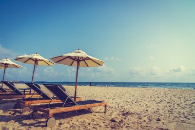 Şemsiye ve sandalye üzerinde plaj ve deniz