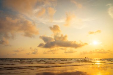 Sahilde ve denizde güzel bir gün batımı
