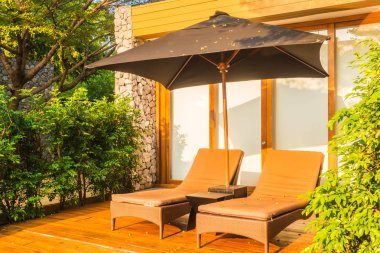 Şemsiye ve Yüzme Havuzu etrafında sandalye