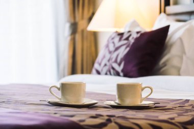 Beyaz kahve fincanı yatakta