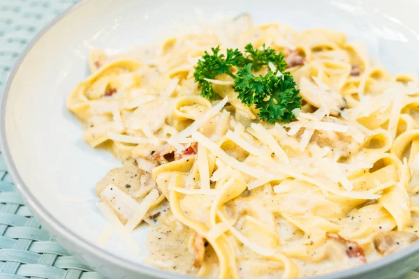 Spaghetti oder Pasta mit Trüffel-Sahne-Sauce — Stockfoto