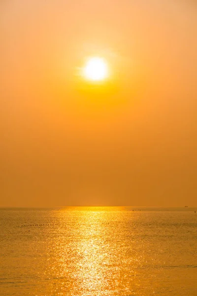 美丽的日出在海滩和海 — 图库照片