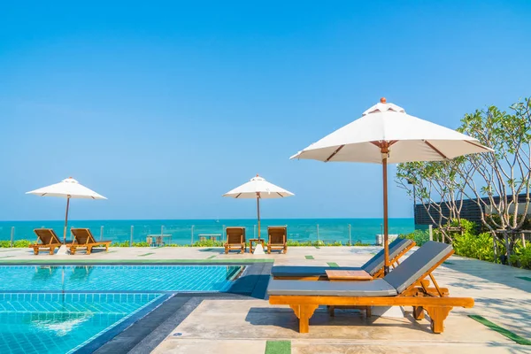 Beautiful umbrella and chair around swimming pool in hotel and r — Stock Photo, Image