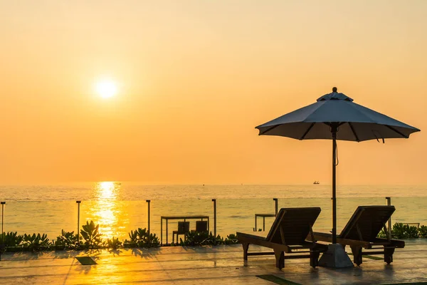 Mooie parasol en stoel rond zwembad in hotel en r — Stockfoto