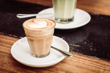 Sıcak latte kahve fincanı