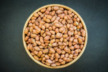 Tahta kasede yer fıstığı