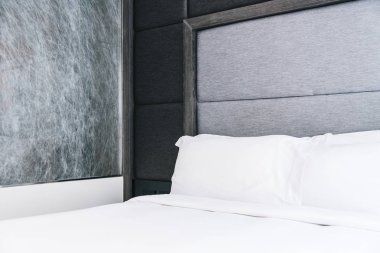 beyaz yastık yatağın üstünde