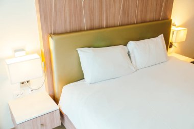 beyaz yastık yatağın üstünde