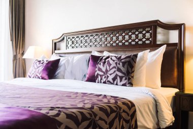 Yatakta rahat yastık