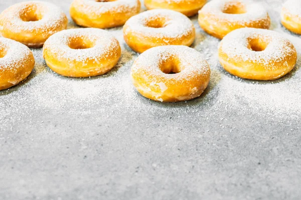 Sobremesa doce com muitos donuts — Fotografia de Stock