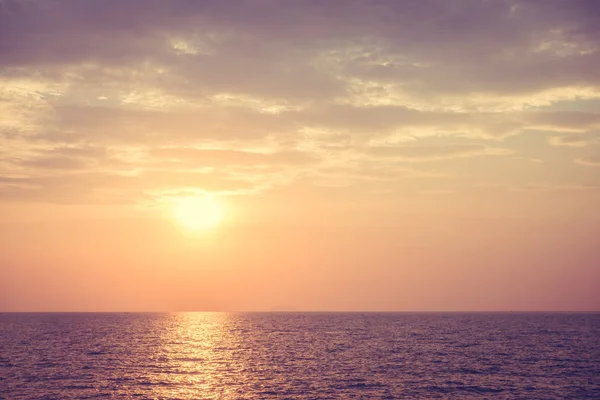 Belo pôr do sol na praia e no mar — Fotografia de Stock