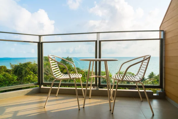Güzel açık veranda sandalye ve masa — Stok fotoğraf