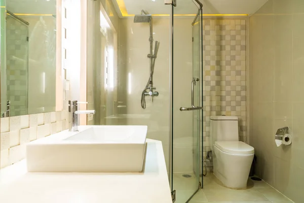 Белая раковина и декор в ванной комнате — стоковое фото