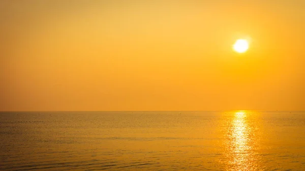 Vakker soloppgang på strand og hav – stockfoto