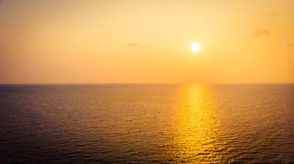 Ηλιοβασίλεμα με θάλασσα, σε φόντο του ουρανού — Φωτογραφία Αρχείου