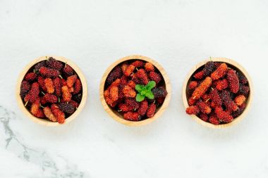 Siyah dut meyve kase