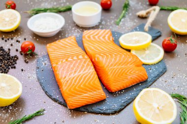 Ham ve taze somon eti fileto üzerinde siyah taş kayrak