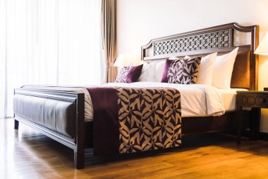 Yatakta rahat yastık