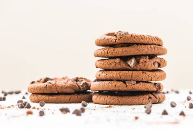 Çikolata parçacıklı kurabiye.