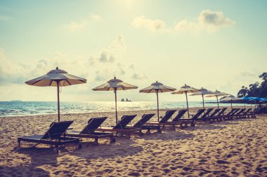 Şemsiye ve sandalye üzerinde plaj ve deniz