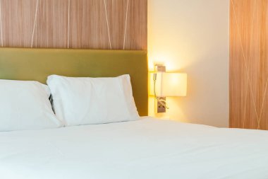 beyaz yastık yatağın üstünde