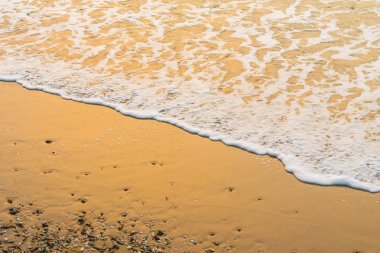 Güzel bir plaj ve deniz gündoğumu zamanında