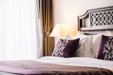 Yatakta rahat yastık