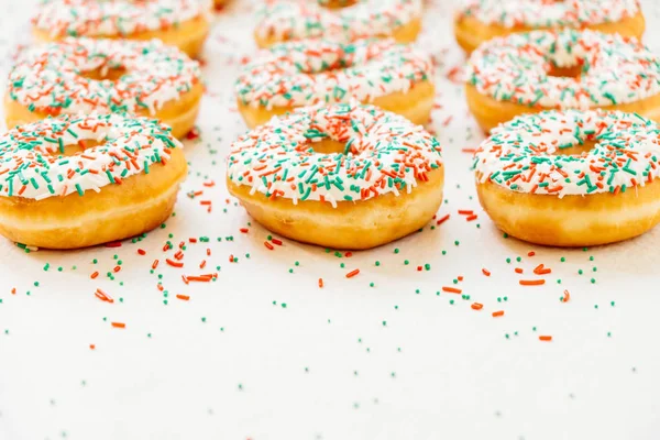 Donuts mit weißer Schokoladencreme und Zucker — Stockfoto