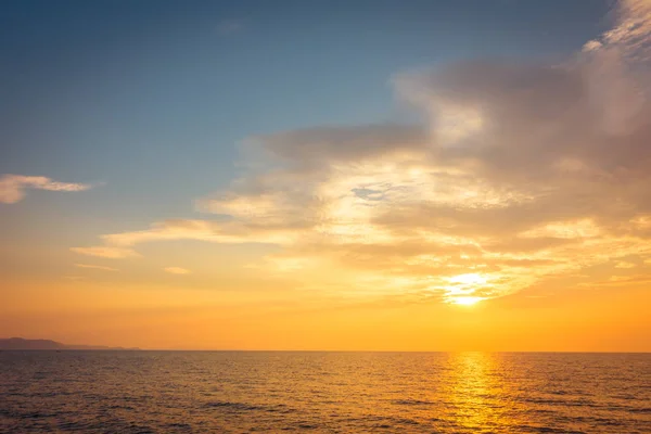 Beau coucher de soleil sur la plage et la mer — Photo