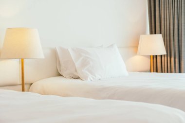 beyaz yastık yatağın üstünde