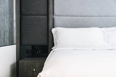 beyaz yastık yatağın üstünde